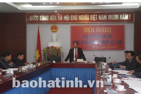 Phó Chủ tịch UBND tỉnh Lê Đình Sơn: Yêu cầu Ban chỉ đạo Dự án cần nghiên cứu đưa ra những chính sách phù hợp để thúc đẩy sản xuất theo chuỗi, trong đó chú trọng khuyến khích tổ hợp tác và HTX