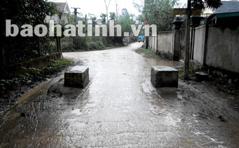 Các trụ bê tông gần như nằm giữa đường... ...khi trời mưa hay vào ban đêm, tại các điểm này không có đèn chiếu sáng trong khi các trụ bê tông không có sơn phản quang nên các phương tiện giao thông như xe máy, xe đạp thậm chí cả người đi bộ rất dễ đâm vào