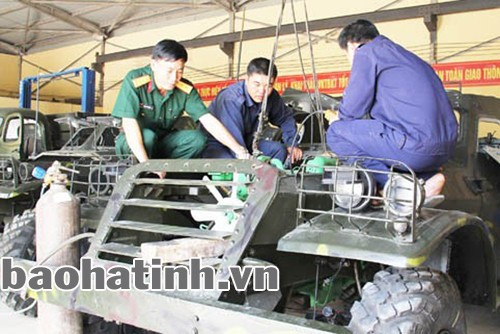 Lắp đặt động cơ điêzen cho xe thiết giáp BTR-152 tại Trạm Z12.
