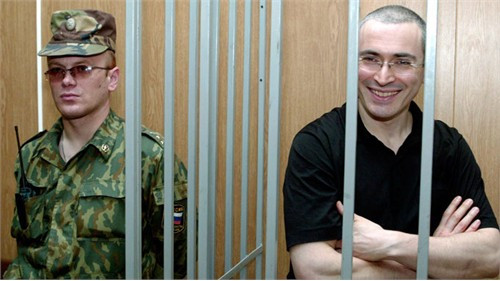Ông Mikhail Khodorkovsky (phải) xuất hiện trong phiên tòa tháng 7-2004 ở Matxcơva - Ảnh: Reuters