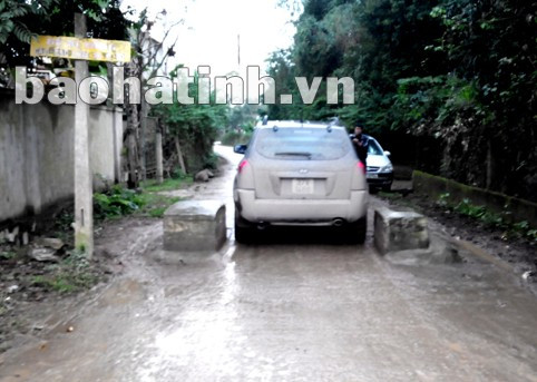 Xe ô tô 7 chỗ ngồi cũng rất khó khăn khi đi qua “chốt” ngăn xe đoạn qua xã Sơn Long.