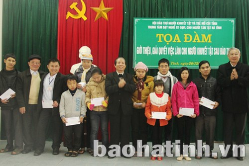 Hội Bảo trợ Người khuyết tật và Trẻ mồ côi tỉnh trao quà cho các học viên xuất sắc