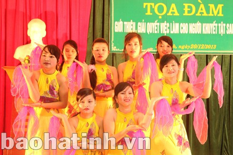 Các học viên biểu diễn văn nghệ tại tọa đàm