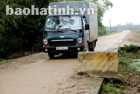 Trụ bê tông đoạn cuối xã Sơn Tân đã bị xe húc lệch sang một bên đường