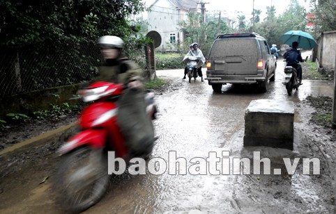 Không chỉ tiềm ẩn tai nạn giao thông mà khi có sự cố hỏa hoạn, cấp cứu xẩy ra ở các địa phương này thì các phương tiện chữa cháy hay cấp cứu cũng khó đi qua.