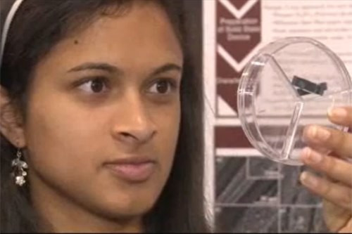 Cô nữ sinh 18 tuổi Eesha Khare gây chú ý tại hội chợ Khoa học và Kỹ thuật của Intel khi giới thiệu dự án thiết kế và cách tổng hợp nanorod TiO2-Polyaniline bị hydro hoá nhằm tạo ra siêu tụ dẻo hiệu suất cao, cho phép sạc đầy điện thoại chỉ từ 20 đến 30 giây mà lại có tuổi thọ lên tới 10.000 lần sạc, cao gấp 10 lần hiện nay. Khare cho biết Google tỏ ra thích thú với phát minh này khi liên lạc với cô.