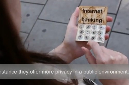 Các nhà khoa học tại Đại học Bristol (Anh) lại sử dụng giấy điện tử để tạo smartphone có tên Morphees với khả năng thay đổi hình dạng trong những trường hợp cụ thể, như khi nhập thông tin về tài khoản ngân hàng, Morphees sẽ uốn màn hình lại để tránh ánh mắt tò mò của người xung quanh