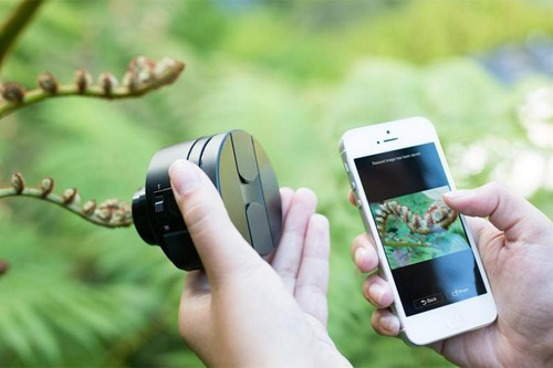 Sony Smart Lens có mặt trong danh sách 25 phát minh đáng chú ý nhất ăm 2013 của tạp chí Time. Sản phẩm gồm ống kính, cảm biến và các thành phần cần thiết khác để chụp ảnh như thẻ SD, bộ vi xử lý... nhưng không có màn hình hay hệ thống điều khiển. Nó kết nối không dây với smartphone và tablet chạy iOS hoặc Android (qua Wi-Fi hoặc NFC) để biến màn hình điện thoại thành kính ngắm (viewfinder) cũng như cho phép chia sẻ ảnh nhanh chóng lên mạng.