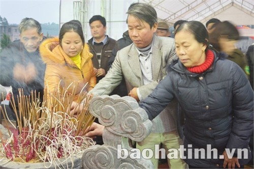 ... cùng đông đảo người dân đến dâng hương tại Đài tưởng niệm nhân dân hy sinh tại chiến trường Đồng Lộc