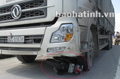 Đi ngược chiều, xe máy lao trọn vào vào gầm xe tải