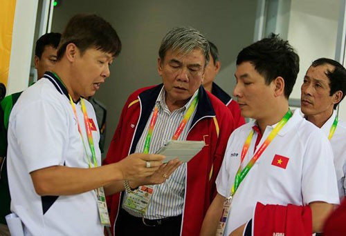 Trưởng đoàn Lâm Quang Thành (áo đỏ) luôn sát cánh với các huấn luyện viên vận động viên ở những điểm nóng tại SEA Games 27. Ảnh: Đức Đồng.