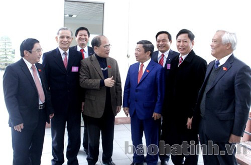 Chủ tịch Quốc hội Nguyễn Sinh Hùng; Phó Chủ tịch Quốc hội Uông Chu Lưu trò chuyện với các cư tri bên lề kỳ họp