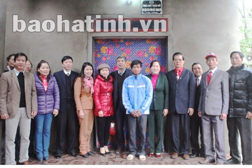 Trao nhà Chữ thập đỏ do 6 tỉnh trong Cụm quyên góp cho đối tượng Phan Đình Nghị ở xã Hộ Độ, huyện Lộc Hà