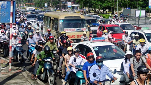 Hạn chế phương tiện giao thông cá nhân phải đi song hành với việc phát triển giao thông công cộng hợp lý (Ảnh minh họa) Hạn chế phương tiện giao thông cá nhân phải đi song hành với việc phát triển giao thông công cộng hợp lý (Ảnh minh họa)