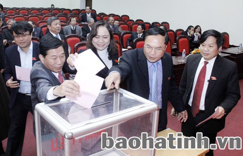 Các đại biểu HĐND tỉnh bỏ phiếu bầu cử bổ sung thành viên Ban Kinh tế và Ngân sách, Ban Pháp chế HĐND tỉnh.
