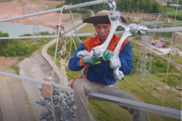 Công nhân vắt vẻo “làm xiếc” trên không trung thi công đường dây 500kV mạch 3