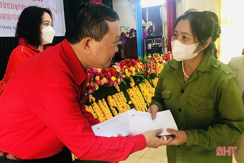 Hội Chữ thập đỏ TP Hồ Chí Minh hỗ trợ 350 triệu đồng cho người dân Hà Tĩnh