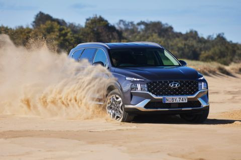 Hyundai Santa Fe Hybrid 2023 ra mắt, giá từ 42.479 USD