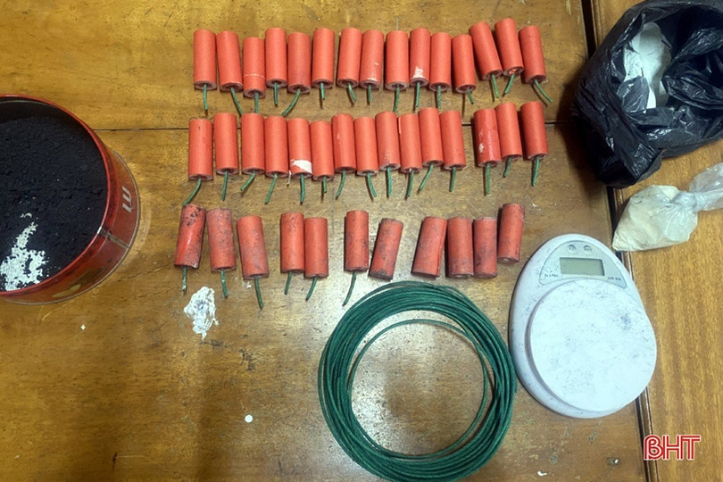 Hà Tĩnh: Bắt đối tượng rao bán pháo nổ, thu giữ 30 quả pháo tự chế
