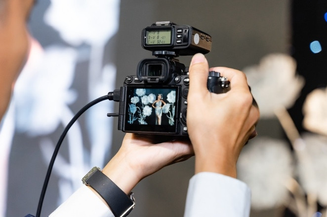 Máy ảnh tích hợp AI, giá gần 100 triệu đồng về Việt Nam