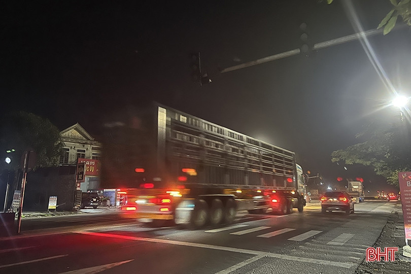 Đèn tín hiệu giao thông Ngã Ba Giang dừng hoạt động, nguy cơ tai nạn cao