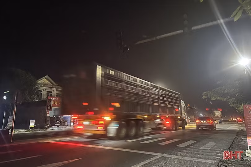 Đèn tín hiệu giao thông Ngã Ba Giang dừng hoạt động, nguy cơ tai nạn cao