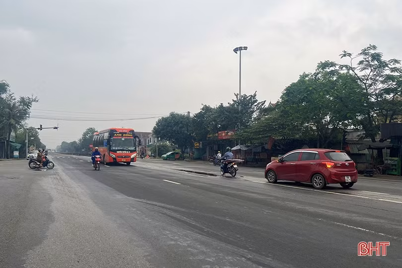 Đèn tín hiệu giao thông Ngã Ba Giang dừng hoạt động, nguy cơ tai nạn cao