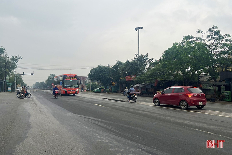 Đèn tín hiệu giao thông Ngã Ba Giang dừng hoạt động, nguy cơ tai nạn cao