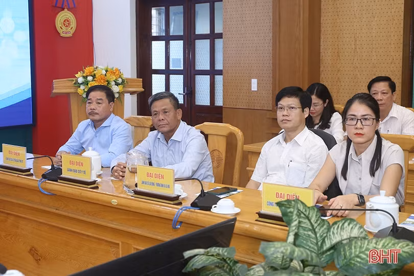 Tặng sổ BHXH, thẻ BHYT cho người có hoàn cảnh khó khăn ở Hà Tĩnh