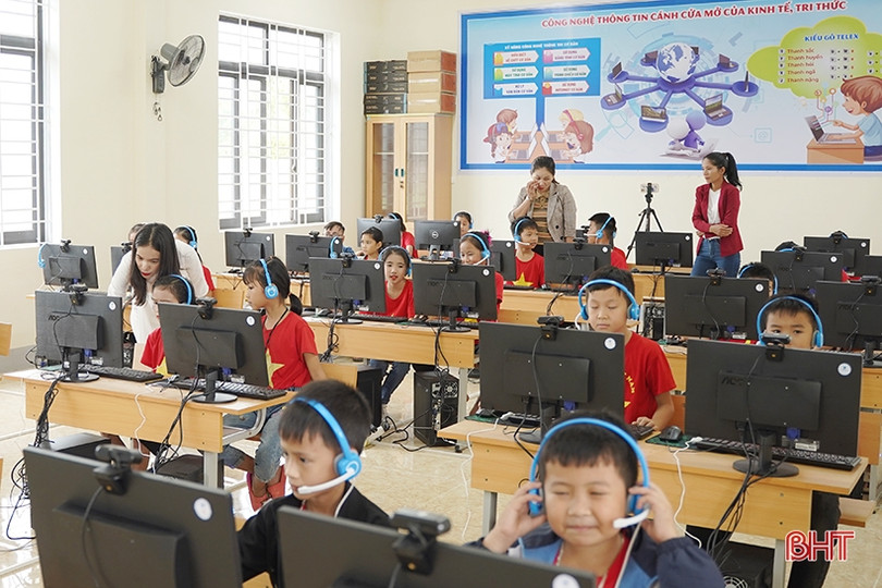 Trao tặng 26 bộ máy tính và các suất quà cho một trường tiểu học ở miền núi