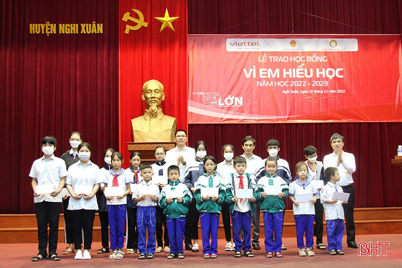 Trao 80 suất học bổng “Vì em hiếu học” ở Nghi Xuân