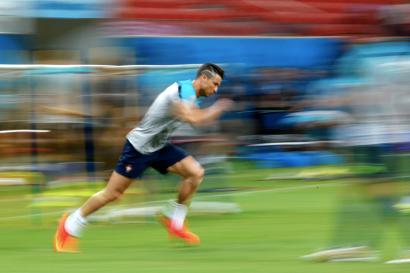 Các cầu thủ thường chạy bao xa trong một trận World Cup?