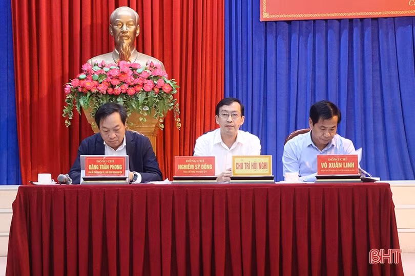 Thường trực Huyện ủy Can Lộc đối thoại với gần 200 bí thư chi bộ thôn, tổ dân phố