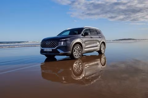 Hyundai Santa Fe Hybrid 2023 ra mắt, giá từ 42.479 USD