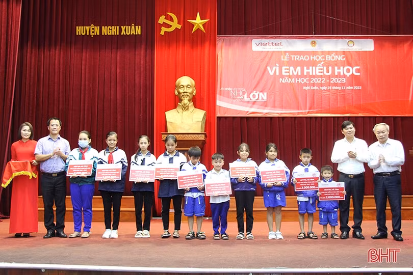 Trao 80 suất học bổng “Vì em hiếu học” ở Nghi Xuân