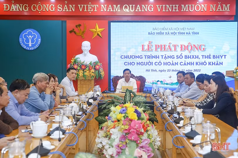 Tặng sổ BHXH, thẻ BHYT cho người có hoàn cảnh khó khăn ở Hà Tĩnh