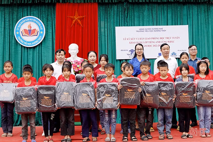 Trao tặng 26 bộ máy tính và các suất quà cho một trường tiểu học ở miền núi