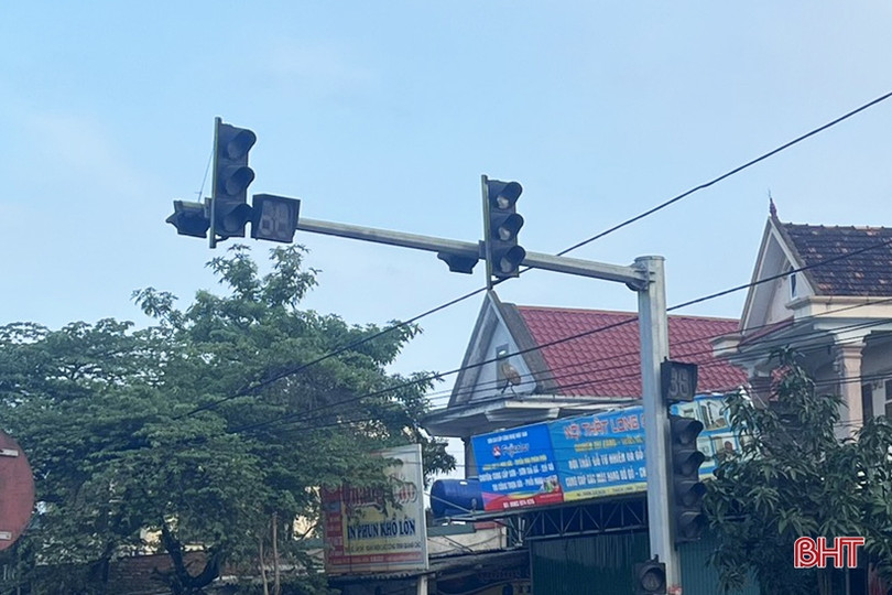 Đèn tín hiệu giao thông Ngã Ba Giang dừng hoạt động, nguy cơ tai nạn cao