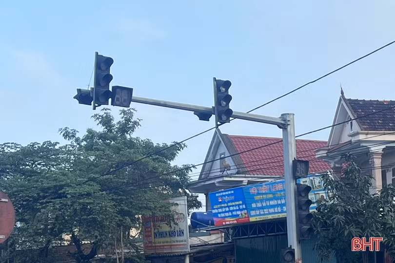 Đèn tín hiệu giao thông Ngã Ba Giang dừng hoạt động, nguy cơ tai nạn cao