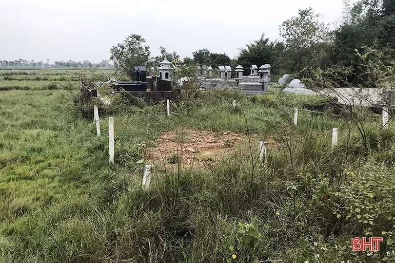 “Vô tư” bao chiếm đất nông nghiệp “để dành” xây huyệt mộ ở TP Hà Tĩnh