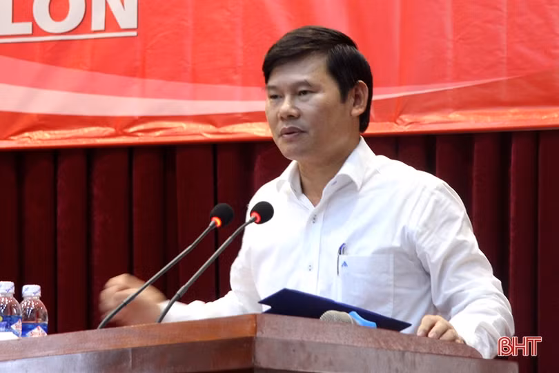 Trao 80 suất học bổng “Vì em hiếu học” ở Nghi Xuân