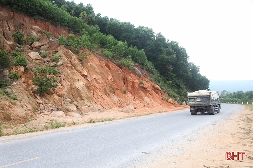 Ngăn sạt lở trên đường ven biển Hà Tĩnh