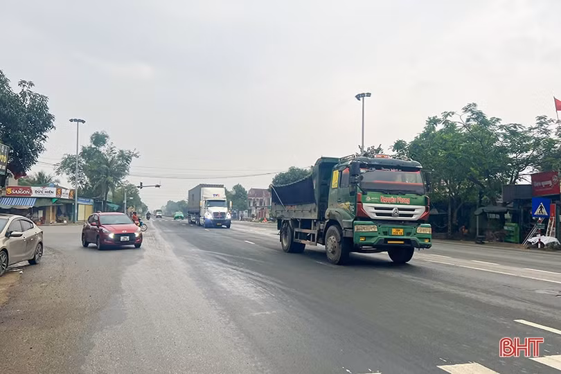 Đèn tín hiệu giao thông Ngã Ba Giang dừng hoạt động, nguy cơ tai nạn cao