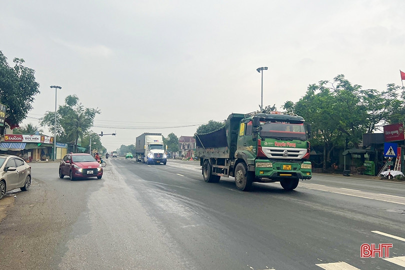 Đèn tín hiệu giao thông Ngã Ba Giang dừng hoạt động, nguy cơ tai nạn cao