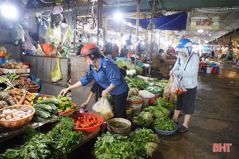 Nguồn cung dồi dào, giá rau xanh tại Hà Tĩnh “hạ nhiệt”