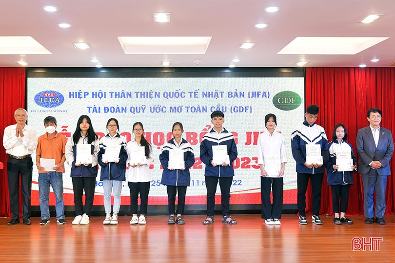 Trao 97 suất học bổng JIFA cho học sinh hoàn cảnh khó khăn ở Hà Tĩnh