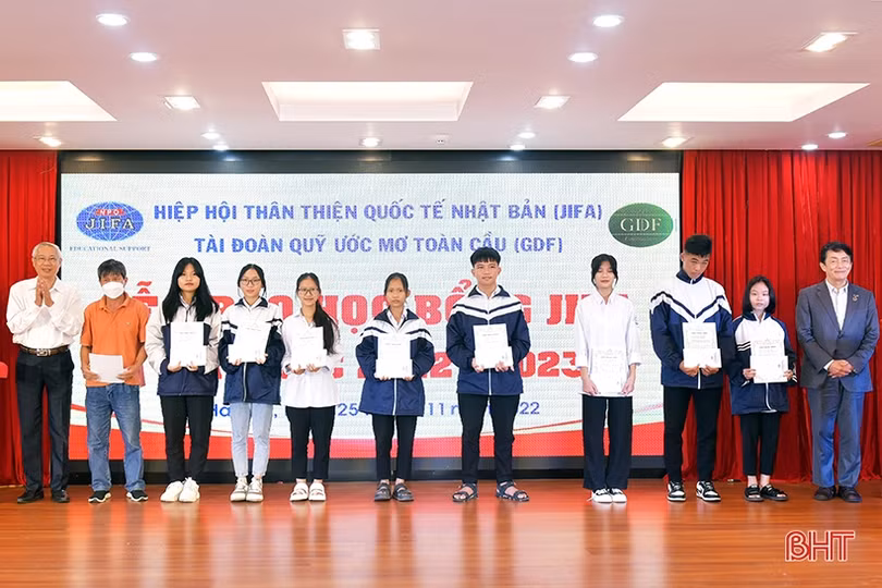 Trao 97 suất học bổng JIFA cho học sinh hoàn cảnh khó khăn ở Hà Tĩnh