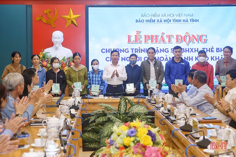 Tặng sổ BHXH, thẻ BHYT cho người có hoàn cảnh khó khăn ở Hà Tĩnh