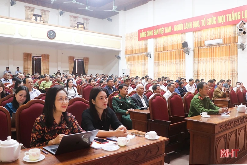 Thường trực Huyện ủy Can Lộc đối thoại với gần 200 bí thư chi bộ thôn, tổ dân phố