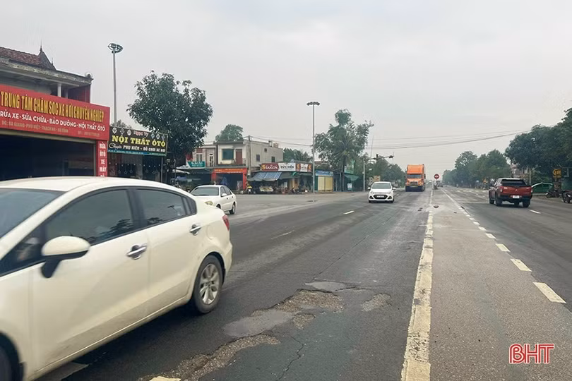 Đèn tín hiệu giao thông Ngã Ba Giang dừng hoạt động, nguy cơ tai nạn cao